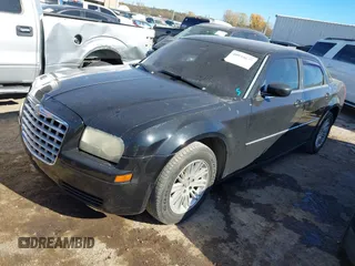 2009 Chrysler 300 LX z VIN 2C3KA43D09H577989, wystawiony jako IAAI lot #40934677 z przebiegiem 135 967 mil mil oraz . Historia ofert i sprzedaży dostępna na DreamBid. Obrazek 2.