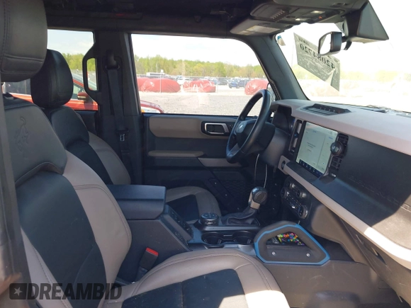 2022 Ford Bronco z VIN 1FMEE5DP3NLB42355, wystawiony jako IAAI lot #42084720 z przebiegiem 35 183 mil mil oraz . Historia ofert i sprzedaży dostępna na DreamBid. Obrazek 5.