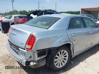 2013 Chrysler 300 z VIN 2C3CCAAG4DH728383, wystawiony jako IAAI lot #42243346 z przebiegiem 208 955 mil mil oraz . Historia ofert i sprzedaży dostępna na DreamBid. Obrazek 6.