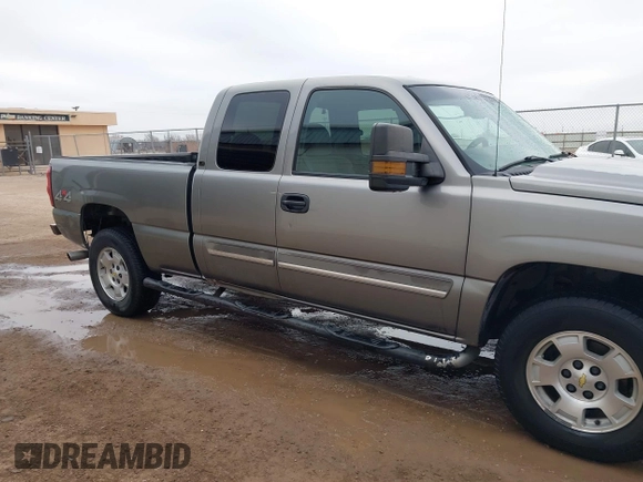 2006 Chevrolet Silverado 1500 LT2 with VIN 1GCEK19B16Z281949, listed as a IAAI auction lot 41557243 with 218,409 mi miles. Bid and sale history available at carsss.com. Image 6.