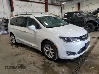 2017 Chrysler Pacifica Touring L with VIN 2C4RC1BGXHR831361, listed as a Copart auction lot 55172955 with 104,116 mi miles and Non Repairable. Bid and sale history available at DreamBid. Image 4.