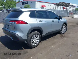 2025 Toyota Corolla Cross L z VIN 7MUAAAAG8SV129922, wystawiony jako IAAI lot #42275105 z przebiegiem 993 mil mil oraz . Historia ofert i sprzedaży dostępna na DreamBid. Obrazek 4.