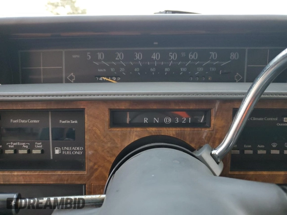 1985 Cadillac Fleetwood z VIN 1G6CB6984F4325337, wystawiony jako Copart lot #82255894 z przebiegiem 46 192 mil mil oraz Czysty tytuł • Clean title. Historia ofert i sprzedaży dostępna na DreamBid. Obrazek 9.