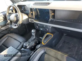 2023 Ford Bronco z VIN 1FMDE5CP9PLB39539, wystawiony jako Copart lot #42967905 z przebiegiem 36 163 mil mil oraz Szkoda całkowita • Salvage title. Historia ofert i sprzedaży dostępna na DreamBid. Obrazek 8.