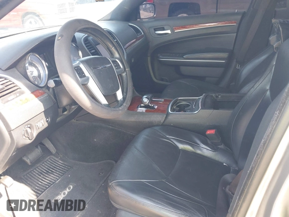 2014 Chrysler 300 z VIN 2C3CCAAG8EH161922, wystawiony jako IAAI lot #42195441 z przebiegiem 117 059 mil mil oraz . Historia ofert i sprzedaży dostępna na DreamBid. Obrazek 14.