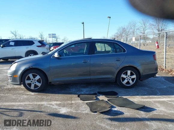 2008 Volkswagen Jetta SE z VIN 3VWRZ71K98M081253, wystawiony jako IAAI lot #41459732 z przebiegiem 174 887 mil mil oraz . Historia ofert i sprzedaży dostępna na DreamBid. Obrazek 14.