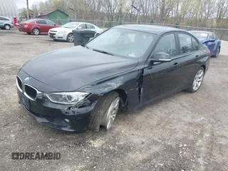 2015 BMW 3 Series 328i xDrive z VIN WBA3B5G53FNS16309, wystawiony jako IAAI lot #42093692 z przebiegiem 84 229 mil mil oraz . Historia ofert i sprzedaży dostępna na DreamBid. Obrazek 2.