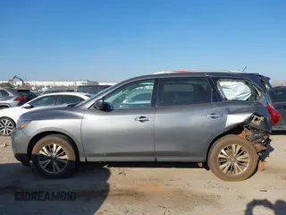 2018 Nissan Pathfinder S z VIN 5N1DR2MM5JC673071, wystawiony jako IAAI lot #41653944 z przebiegiem 120 261 mil mil oraz . Historia ofert i sprzedaży dostępna na DreamBid. Obrazek 14.