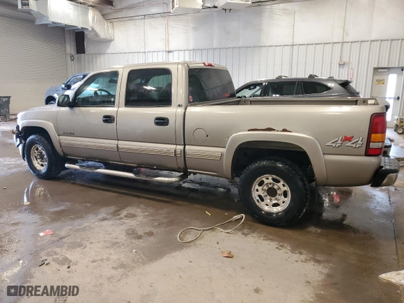 2002 Chevrolet Silverado 1500HD LT with VIN 1GCGK13U32F147989, listed as a Copart auction lot 82809134 with 0 mi miles and Non Repairable. Bid and sale history available at carsss.com. Image 2.