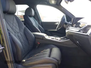 2025 BMW X5 xDrive40i z VIN 5UX23EU00S9Y71257, wystawiony jako IAAI lot #41354387 z przebiegiem Nie podano mil oraz . Historia ofert i sprzedaży dostępna na DreamBid. Obrazek 5.