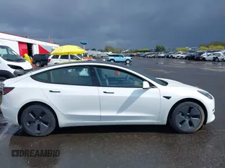 2021 Tesla Model 3 Standard Range Plus z VIN 5YJ3E1EA5MF977437, wystawiony jako IAAI lot #40297512 z przebiegiem 72 039 mil mil oraz . Historia ofert i sprzedaży dostępna na DreamBid. Obrazek 13.