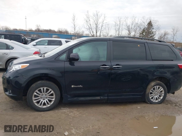 2017 Toyota Sienna XLE Auto Access Seat with VIN 5TDYZ3DC6HS826682, listed as a IAAI auction lot 41932138 with 33,827 mi miles. Bid and sale history available at carsss.com. Image 14.