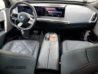 2023 BMW iX xDrive50 z VIN WB523CF0XPCL15501, wystawiony jako Copart lot #46117065 z przebiegiem 14 695 mil mil oraz Szkoda całkowita • Salvage title. Historia ofert i sprzedaży dostępna na DreamBid. Obrazek 8.