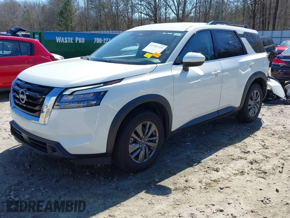 2023 Nissan Pathfinder SV z VIN 5N1DR3BC4PC243511, wystawiony jako IAAI lot #41742729 z przebiegiem 43 909 mil mil oraz . Historia ofert i sprzedaży dostępna na DreamBid. Obrazek 2.