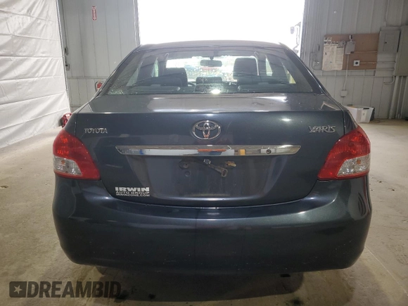 2009 Toyota Yaris z VIN JTDBT903991335683, wystawiony jako Copart lot #52565155 z przebiegiem 143 737 mil mil oraz Szkody całkowita. Historia ofert i sprzedaży dostępna na DreamBid. Obrazek 6.