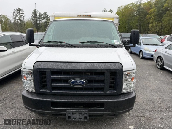 2018 Ford Econoline Commercial z VIN 1FDXE4FS9JDC33221, wystawiony jako Copart lot #56857655 z przebiegiem 111 690 mil mil oraz Czysty tytuł • Clean title. Historia ofert i sprzedaży dostępna na DreamBid. Obrazek 9.