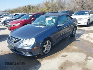 2004 Mercedes-Benz CLK 500 z VIN WDBTK75G04T005286, wystawiony jako IAAI lot #41523783 z przebiegiem 129 180 mil mil oraz . Historia ofert i sprzedaży dostępna na DreamBid. Obrazek 2.
