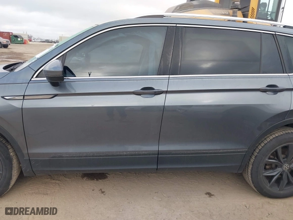 2022 Volkswagen Tiguan SE with VIN 3VV3B7AX6NM138286, listed as a IAAI auction lot 41642157 with 34,096 mi miles. Bid and sale history available at carsss.com. Image 14.