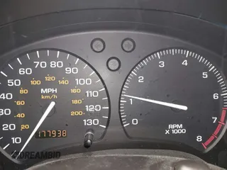 1999 Saturn SW z VIN 1G8ZK8277XZ175551, wystawiony jako IAAI lot #41530444 z przebiegiem 177 938 mil mil oraz . Historia ofert i sprzedaży dostępna na DreamBid. Obrazek 7.