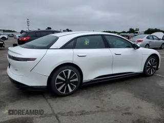 2023 Lucid Air Pure z VIN 50EA1PFAXPA006463, wystawiony jako Copart lot #65423074 z przebiegiem 4488 mil mil oraz Szkody całkowita. Historia ofert i sprzedaży dostępna na DreamBid. Obrazek 3.