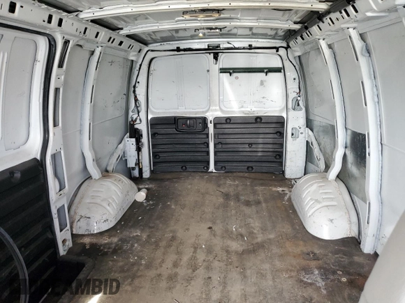2017 GMC Savana Cargo z VIN 1GTW7AFF1H1159560, wystawiony jako Copart lot #54186255 z przebiegiem 96 988 mil mil oraz Szkoda całkowita • Salvage title. Historia ofert i sprzedaży dostępna na DreamBid. Obrazek 10.