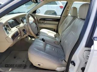 2008 Mercury Grand Marquis LS z VIN 2MEFM75V68X649535, wystawiony jako Copart lot #53817595 z przebiegiem 138 898 mil mil oraz Szkody całkowita. Historia ofert i sprzedaży dostępna na DreamBid. Obrazek 7.