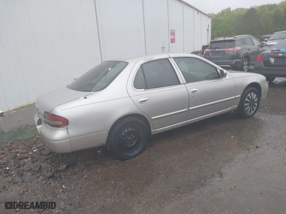 1996 Nissan Altima XE with VIN 1N4BU31D2TC138549, listed as a IAAI auction lot 41969953 with 88,187 mi miles. Bid and sale history available at carsss.com. Image 4.