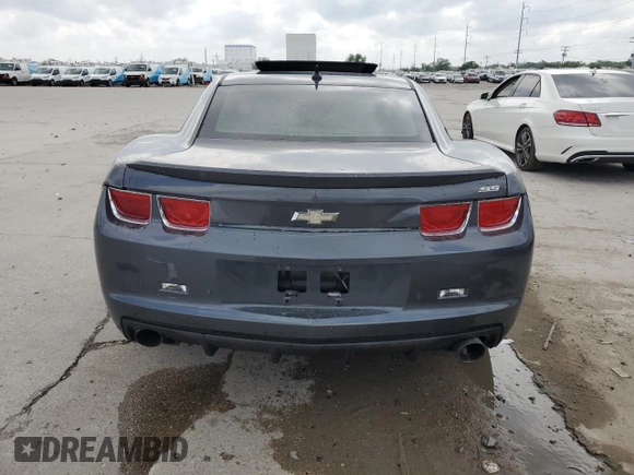 2010 Chevrolet Camaro 2SS z VIN 2G1FK1EJ3A9182899, wystawiony jako Copart lot #51444675 z przebiegiem Nie podano mil oraz Szkody całkowita. Historia ofert i sprzedaży dostępna na DreamBid. Obrazek 6.