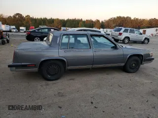 1985 Cadillac Fleetwood z VIN 1G6CB6984F4325337, wystawiony jako Copart lot #82255894 z przebiegiem 46 192 mil mil oraz Czysty tytuł • Clean title. Historia ofert i sprzedaży dostępna na DreamBid. Obrazek 3.