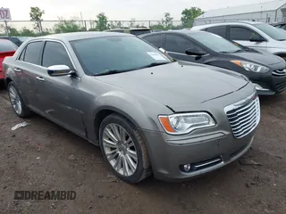 2014 Chrysler 300 C z VIN 2C3CCAET9EH141833, wystawiony jako IAAI lot #42198625 z przebiegiem 150 814 mil mil oraz . Historia ofert i sprzedaży dostępna na DreamBid. Obrazek 1.