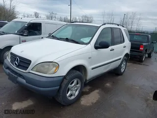 1999 Mercedes-Benz M-Class with VIN 4JGAB54E3XA141663, listed as a IAAI auction lot 41886982 with 196,503 mi miles. Bid and sale history available at carsss.com. Image 2.