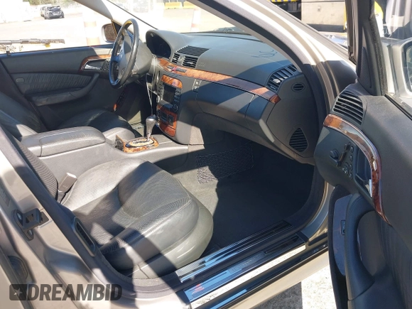 2006 Mercedes-Benz S 500 z VIN WDBNG75J56A469310, wystawiony jako IAAI lot #42454878 z przebiegiem 79 395 mil mil oraz . Historia ofert i sprzedaży dostępna na DreamBid. Obrazek 5.