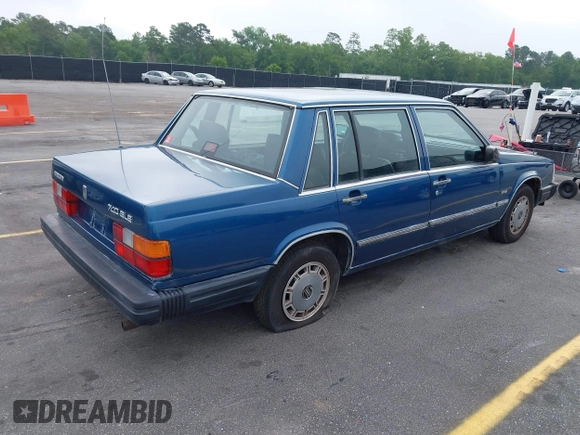 1987 Volvo 740 with VIN YV1FX8845H1175324, listed as a IAAI auction lot 42076862 with 371,211 mi miles. Bid and sale history available at carsss.com. Image 4.