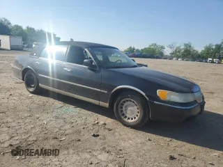 2000 Lincoln Town Car Executive z VIN 1LNHM81W4YY868617, wystawiony jako Copart lot #56349095 z przebiegiem 152 512 mil mil oraz Szkody całkowita. Historia ofert i sprzedaży dostępna na DreamBid. Obrazek 4.