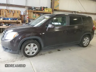 2013 Chevrolet Orlando z VIN KL77P2ET7DK121513, wystawiony jako Copart lot #46908545 z przebiegiem 154 330 mil mil oraz Szkody całkowita. Historia ofert i sprzedaży dostępna na DreamBid. Obrazek 1.