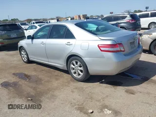 2011 Toyota Camry LE z VIN 4T4BF3EK6BR154387, wystawiony jako IAAI lot #41725062 z przebiegiem 165 211 mil mil oraz . Historia ofert i sprzedaży dostępna na DreamBid. Obrazek 3.