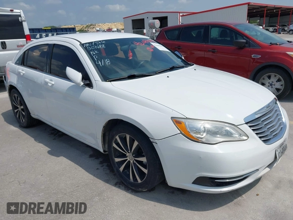 2014 Chrysler 200 LX z VIN 1C3CCBAB3EN207688, wystawiony jako IAAI lot #42086295 z przebiegiem 137 547 mil mil oraz . Historia ofert i sprzedaży dostępna na DreamBid. Obrazek 1.