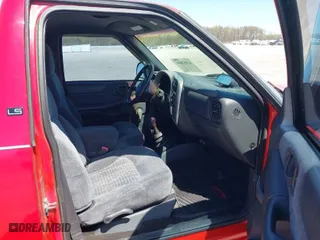 2000 Chevrolet S-10 LS with VIN 1GCCS1449Y8126199, listed as a IAAI auction lot 42052804 with 80,005 mi miles. Bid and sale history available at carsss.com. Image 5.