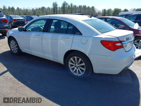 2014 Chrysler 200 Touring z VIN 1C3CCBBG5EN115346, wystawiony jako IAAI lot #41956105 z przebiegiem 128 466 mil mil oraz . Historia ofert i sprzedaży dostępna na DreamBid. Obrazek 3.