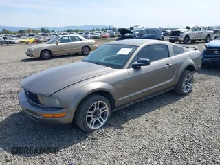 2005 Ford Mustang Deluxe с VIN 1ZVFT80NX55110332, выставлен на аукционе IAAI как лот 42087975 с пробегом 181 810 миль миль и . История ставок и продаж доступна на DreamBid. Изображение 2.