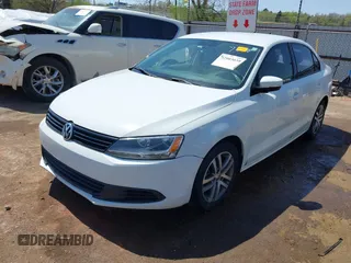 2014 Volkswagen Jetta SE z VIN 3VWD17AJ5EM267330, wystawiony jako IAAI lot #42003039 z przebiegiem 153 591 mil mil oraz . Historia ofert i sprzedaży dostępna na DreamBid. Obrazek 17.