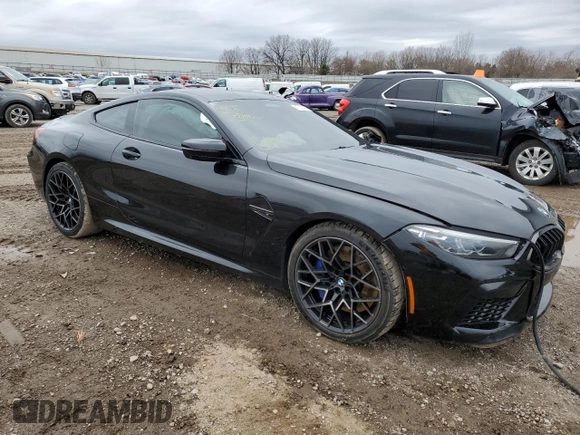 2020 BMW M8 z VIN WBSAE0C0XLCD01469, wystawiony jako Copart lot #47221453 z przebiegiem Nie podano mil oraz . Historia ofert i sprzedaży dostępna na DreamBid. Obrazek 4.