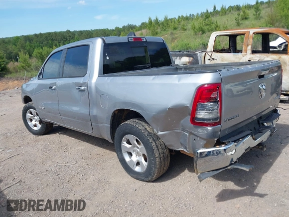 2020 Ram 1500 Big Horn z VIN 1C6SRFFTXLN101550, wystawiony jako IAAI lot #42275672 z przebiegiem 40 154 mil mil oraz . Historia ofert i sprzedaży dostępna na DreamBid. Obrazek 3.