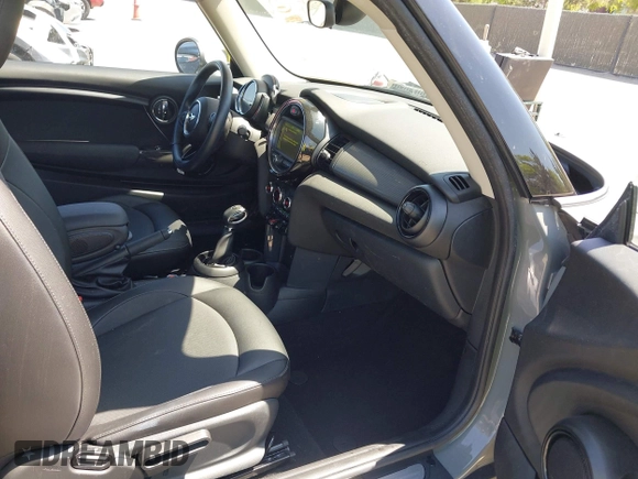 2018 MINI Hardtop Cooper with VIN WMWXP5C55J2H29048, listed as a IAAI auction lot 42315130 with 9,352 mi miles and . Bid and sale history available at DreamBid. Image 5.