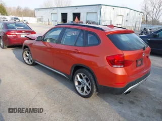 2013 BMW X1 xDrive28i z VIN WBAVL1C52DVR88401, wystawiony jako IAAI lot #42027278 z przebiegiem 123 115 mil mil oraz . Historia ofert i sprzedaży dostępna na DreamBid. Obrazek 3.