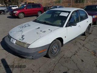 1998 Saturn SL z VIN 1G8ZG5283WZ233209, wystawiony jako IAAI lot #40997373 z przebiegiem 240 385 mil mil oraz . Historia ofert i sprzedaży dostępna na DreamBid. Obrazek 2.