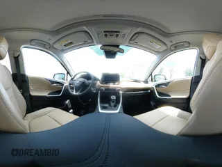 2025 Toyota RAV4 XLE Premium z VIN 2T3A1RFV7SW514631, wystawiony jako IAAI lot #42247225 z przebiegiem 4 815 mil mil oraz . Historia ofert i sprzedaży dostępna na DreamBid. Obrazek 18.
