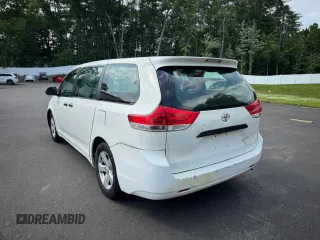 2014 Toyota Sienna L z VIN 5TDZK3DC0ES439470, wystawiony jako Copart lot #61039755 z przebiegiem Nie podano mil oraz Czysty tytuł • Clean title. Historia ofert i sprzedaży dostępna na DreamBid. Obrazek 2.