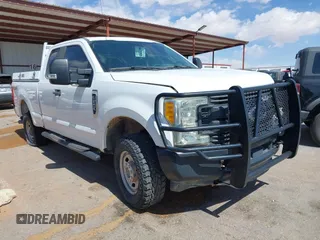 2017 Ford F-250 XLT with VIN 1FT7X2B62HEC15790, listed as a IAAI auction lot 42256808 with 142,297 mi miles and . Bid and sale history available at DreamBid. Image 1.