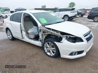 2014 Subaru Legacy 2.5i z VIN 4S3BMCA68E3011299, wystawiony jako IAAI lot #42162392 z przebiegiem 130 778 mil mil oraz . Historia ofert i sprzedaży dostępna na DreamBid. Obrazek 1.